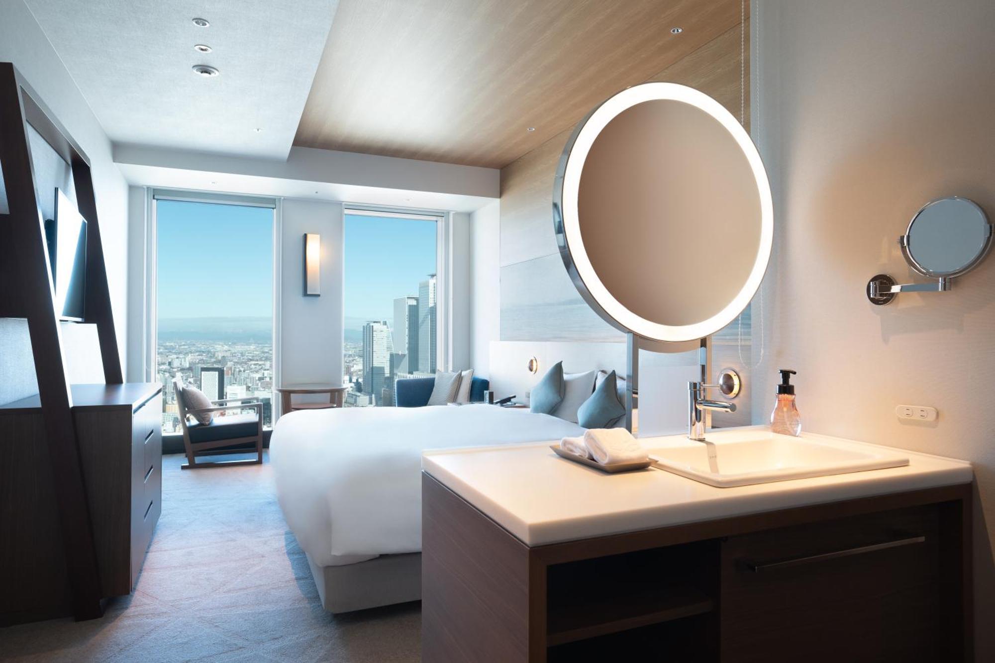 Nagoya Prince Hotel Sky Tower Buitenkant foto A guest room at the hotel