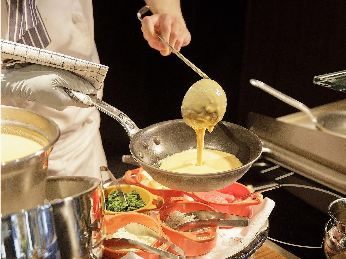 Nagoya Prince Hotel Sky Tower Buitenkant foto A chef using a ladle to serve food